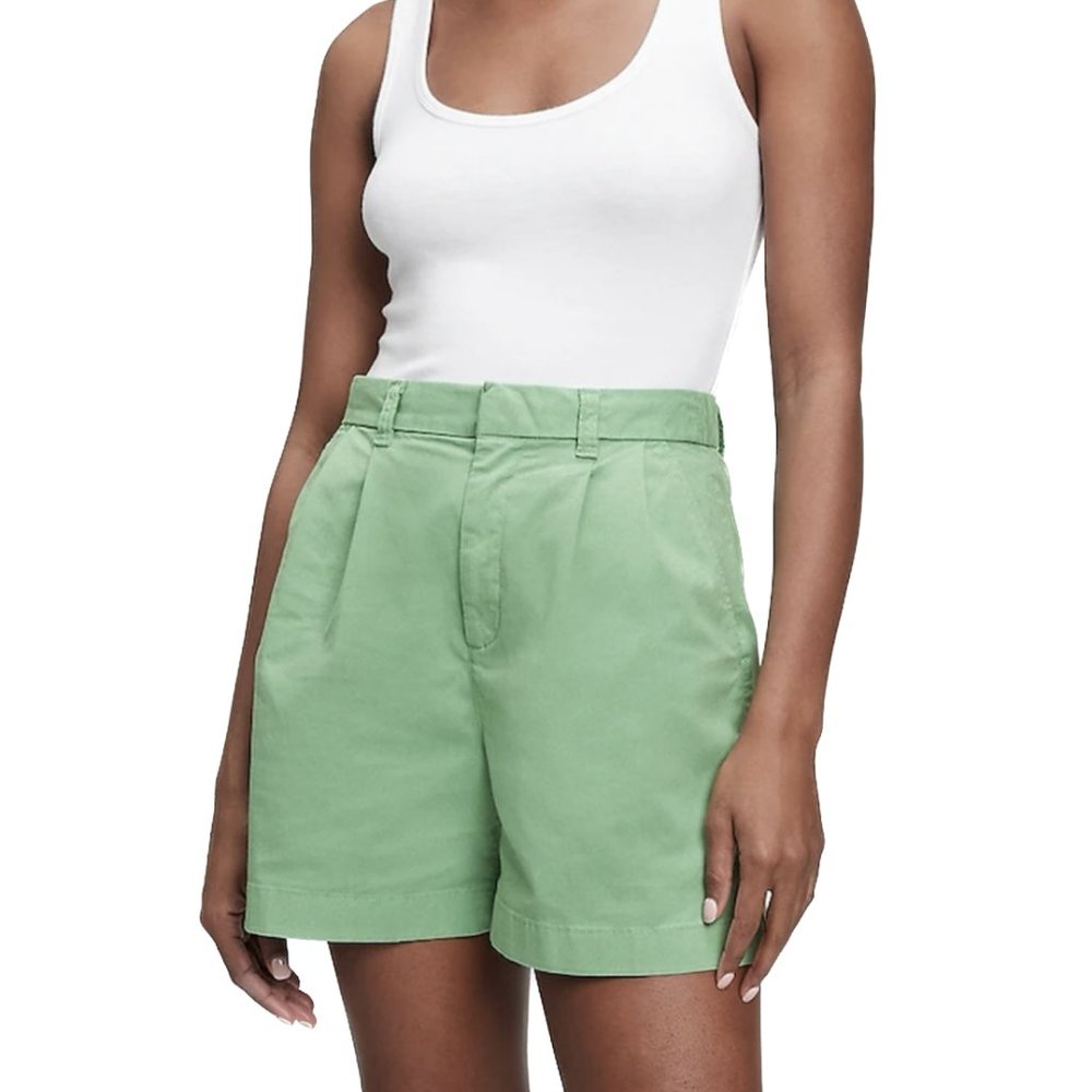 GAP High Rise Pleated Khaki Shorts in Washwell (Mineral Green/US 6)